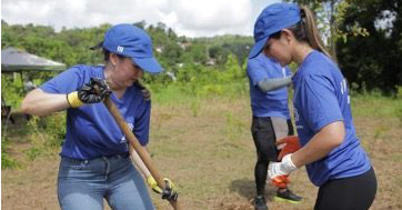 Volunteers at Para La Naturaleza